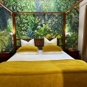 ***** Holiday park Crater Lakes Rainforest Australia